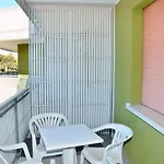 アパート Homely With Terrace In - Beahost