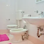 アパート Homely With Terrace In - Beahost ビビオーネ