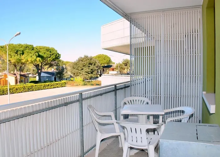 Lejlighed Homely With Terrace In - Beahost